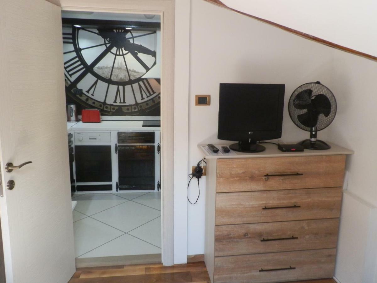 Apartman Rustik Belgrado Buitenkant foto
